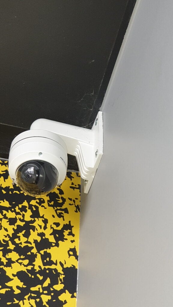Installation d'un dôme IP pour la surveillance d'un club privé
